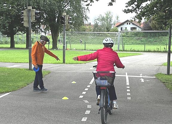 FaSi-Training Radfahrerin beim Linksabbiegen mit Trainer