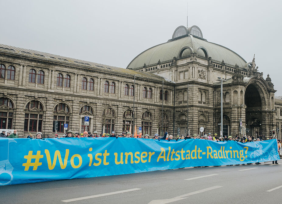 Banner vorm Hauptbahnhof Banner "Wo ist unser Altstadtring" vor dem Hauptbahnhof
