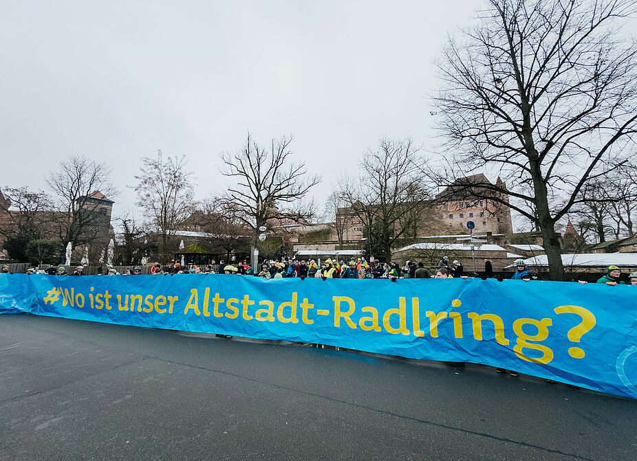 Banner vor der Burg Banner "Wo ist unser Altstadtring?" vor der Burg