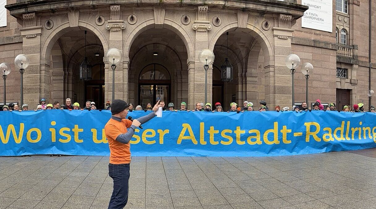 Banner "Wo ist unser Altstadtring?" vor dem Opernhaus