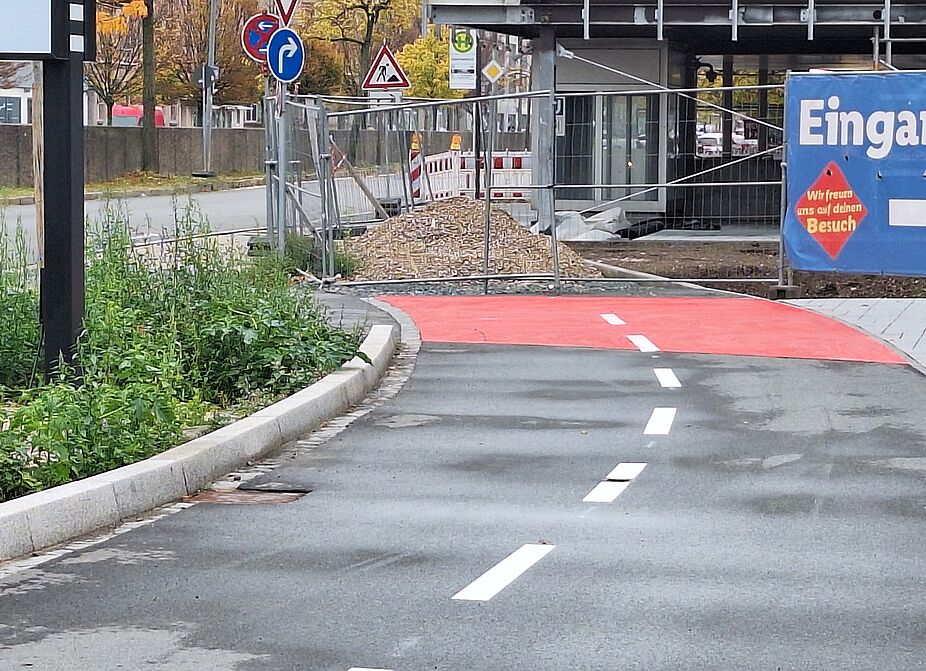 Bleibt der neue Radweg vor The Q noch jahrelang ohne Anschluss?