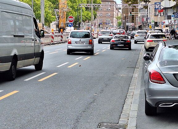 Foto des südlichen Plärrer in Nürnberg mit dichtem Autoverkehr und fehlender Fahrradinfrastruktur
