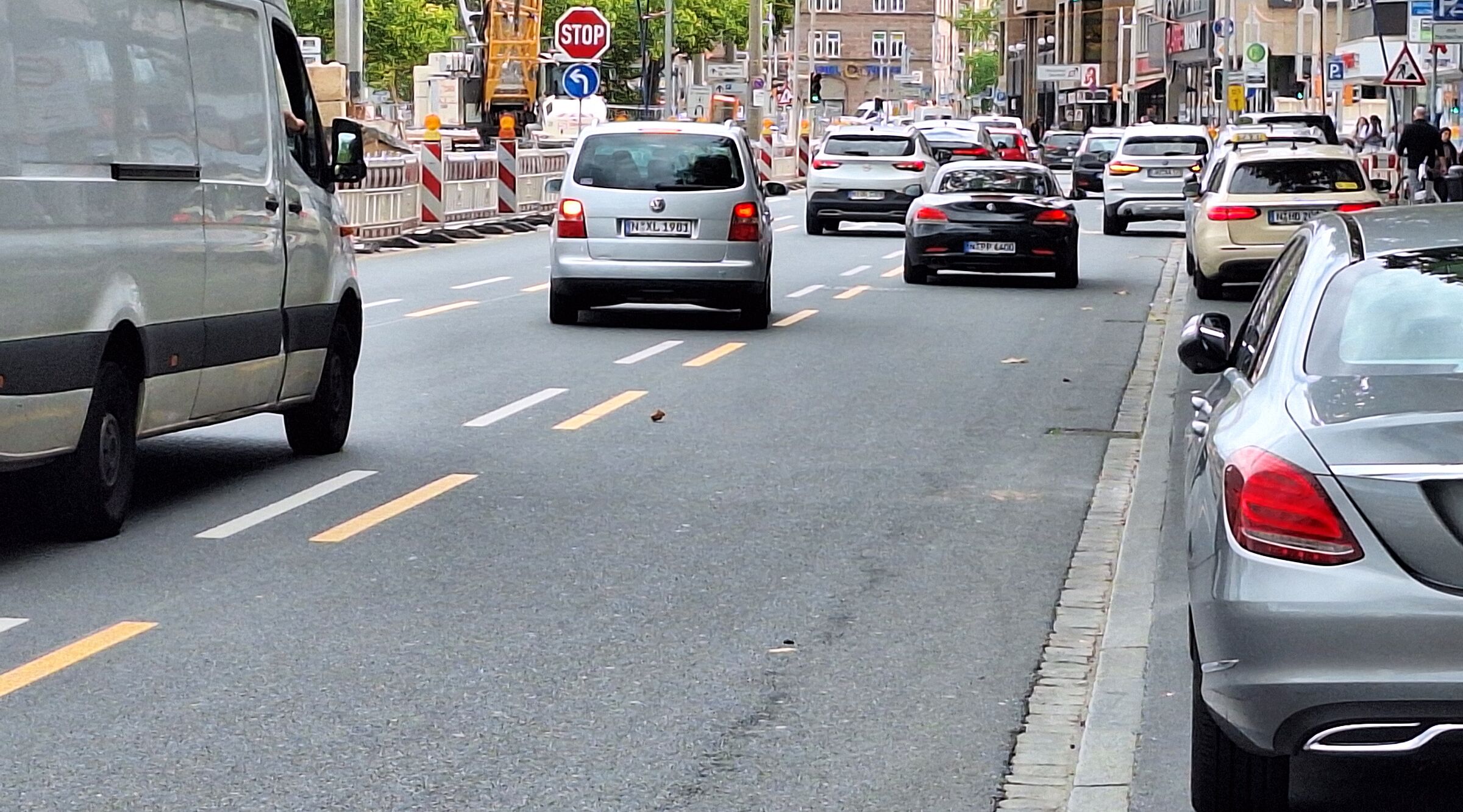Foto des südlichen Plärrer in Nürnberg mit dichtem Autoverkehr und fehlender Fahrradinfrastruktur