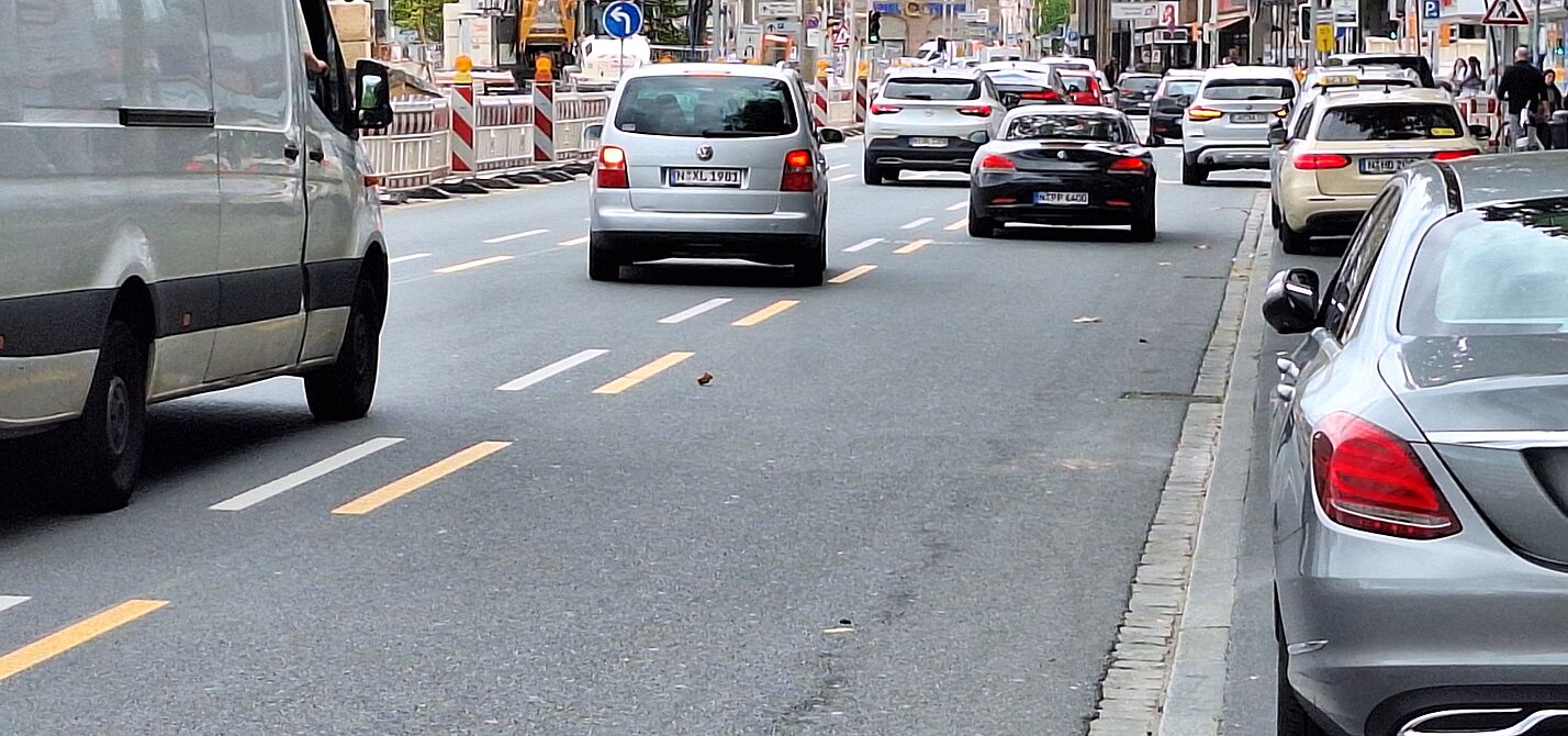 Foto des südlichen Plärrer in Nürnberg mit dichtem Autoverkehr und fehlender Fahrradinfrastruktur