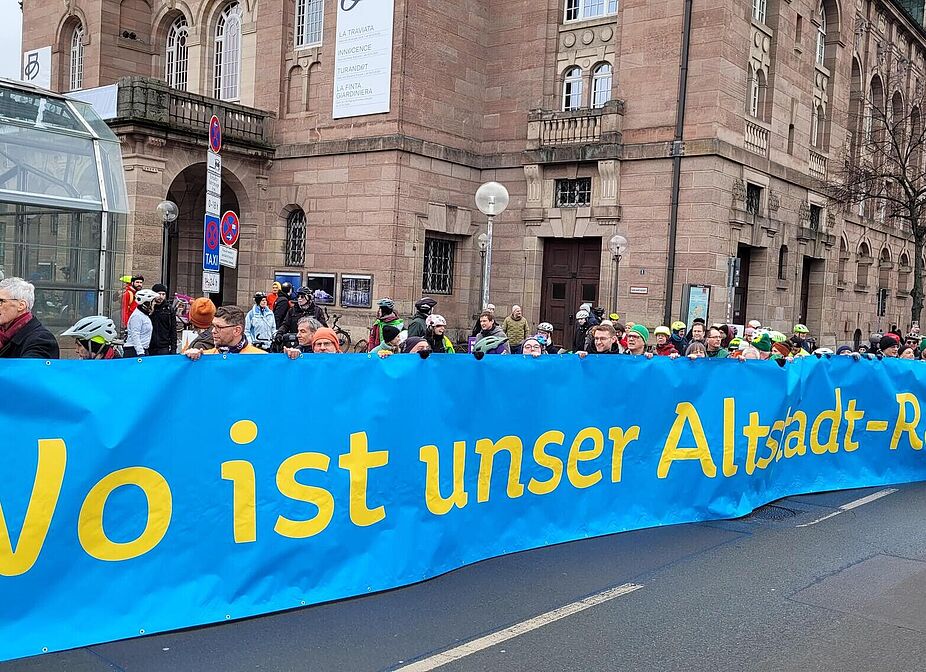 Banner seitlich am Opernhaus Banner "Wo ist unser Altstadtring" neben Opernhaus