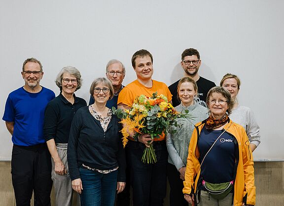 In der Mitte (mit Blumen) Martin Wolff, Kreisvorsitzender, als Stellvertretungen Jana Teubner und Albrecht Steindorff neben ihm und die Schatzmeisterin Luisa Angebrandt (2. Reihe auf der rechten Seite) sowie die fünf Beisitzer:innen