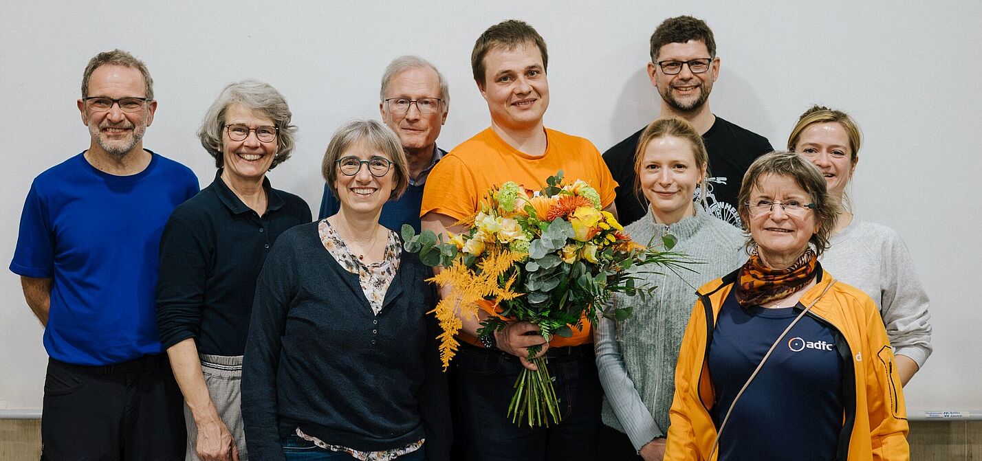 In der Mitte (mit Blumen) Martin Wolff, Kreisvorsitzender, als Stellvertretungen Jana Teubner und Albrecht Steindorff neben ihm und die Schatzmeisterin Luisa Angebrandt (2. Reihe auf der rechten Seite) sowie die fünf Beisitzer:innen