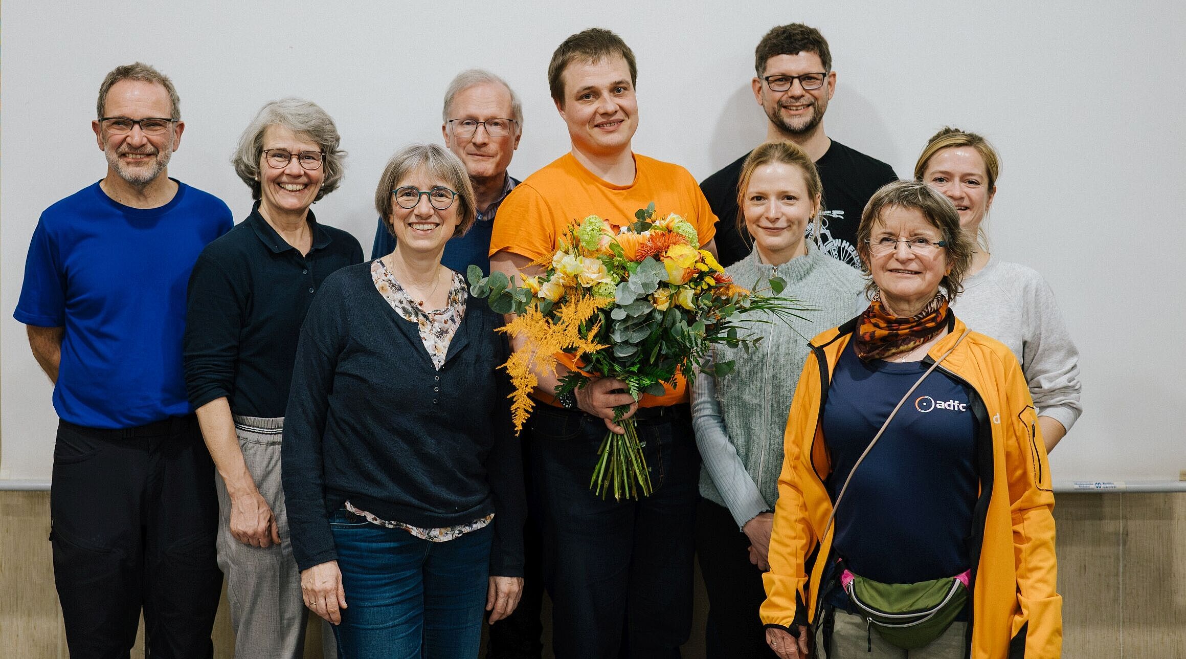 In der Mitte (mit Blumen) Martin Wolff, Kreisvorsitzender, als Stellvertretungen Jana Teubner und Albrecht Steindorff neben ihm und die Schatzmeisterin Luisa Angebrandt (2. Reihe auf der rechten Seite) sowie die fünf Beisitzer:innen