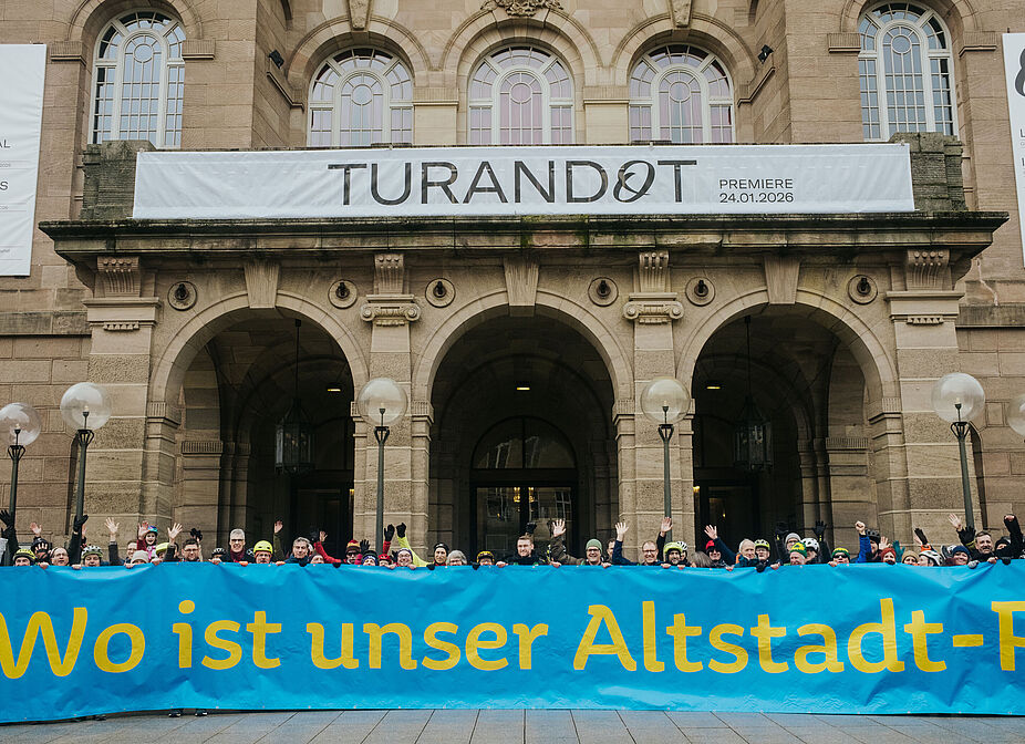 Banner vor Opernhaus Banner "Wo ist unser Altstadtring?" vor dem Opernhaus