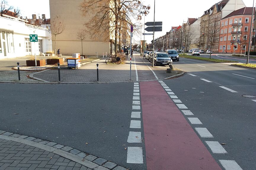 Baulich getrennter Radweg Bild zeigt den aktuellen, baulich getrennten, Radweg.
