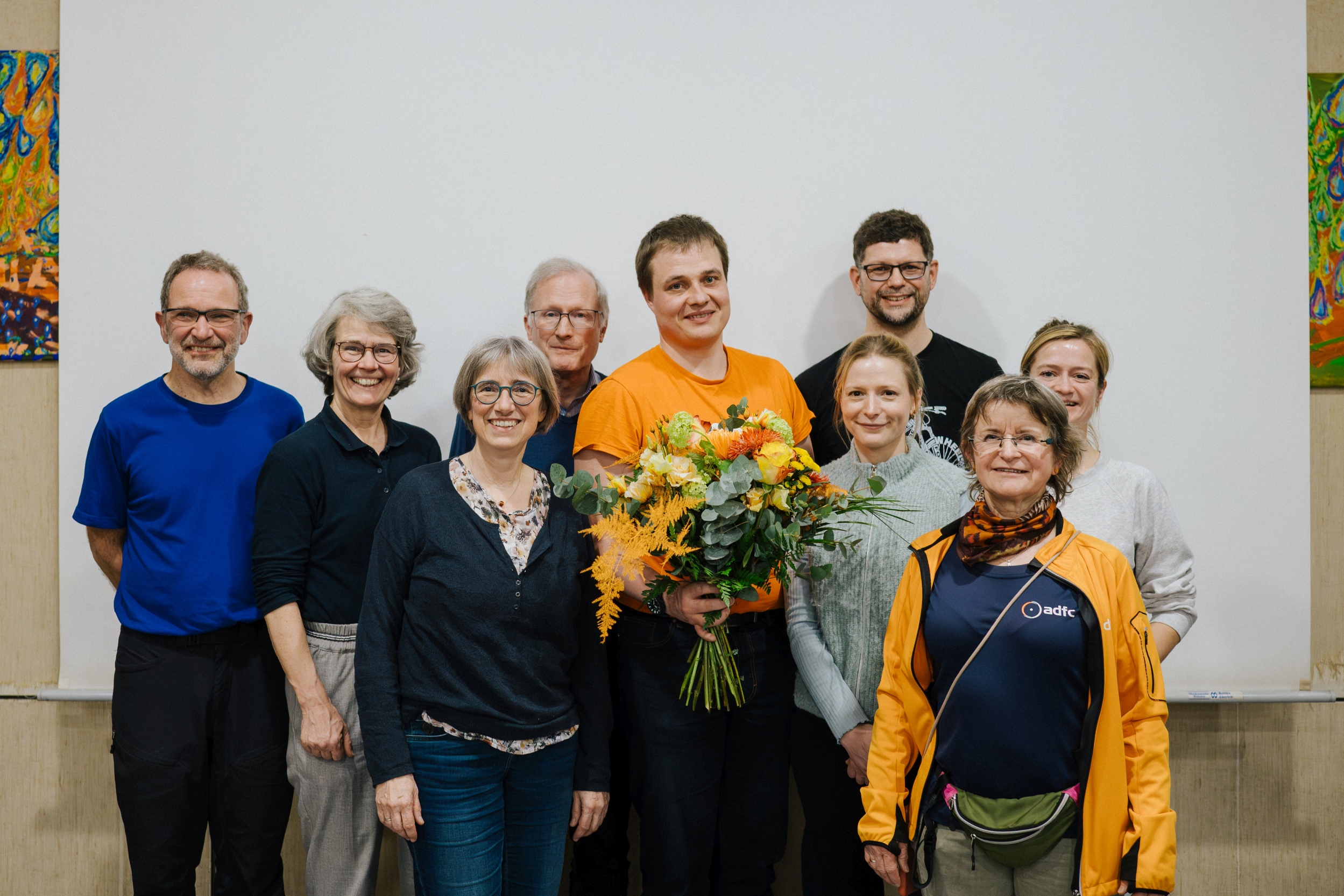 In der Mitte (mit Blumen) Martin Wolff, Kreisvorsitzender, als Stellvertretungen Jana Teubner und Albrecht Steindorff neben ihm und die Schatzmeisterin Luisa Angebrandt (2. Reihe auf der rechten Seite) sowie die fünf Beisitzer:innen